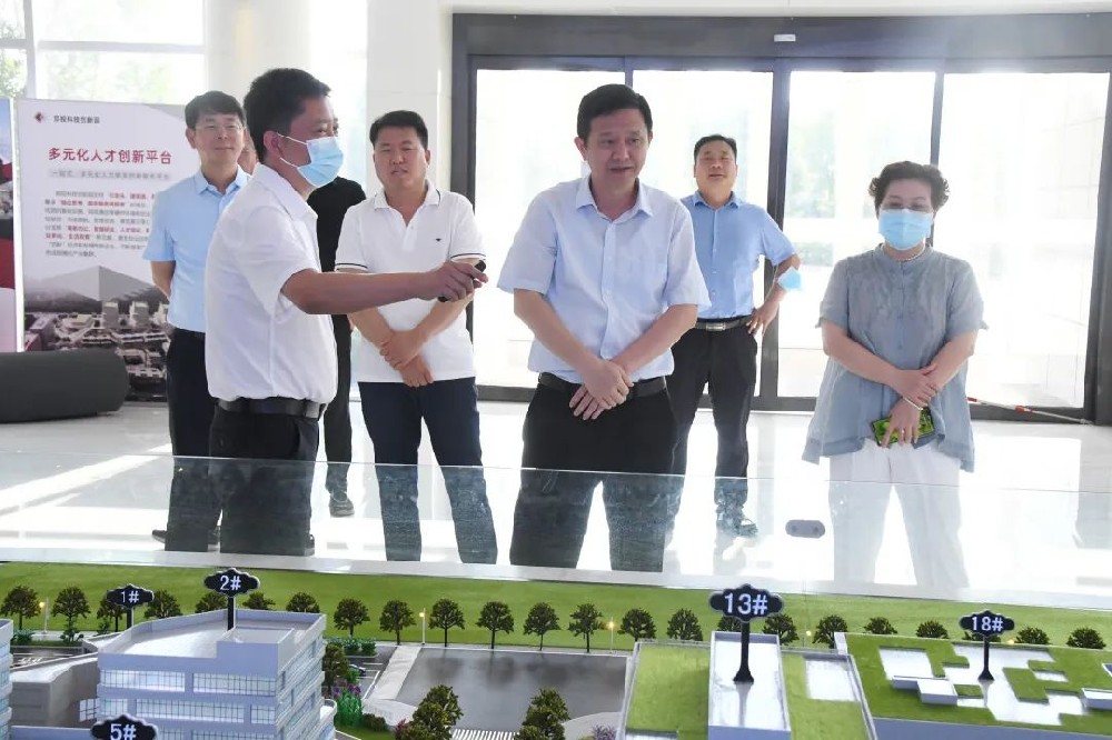 鄭州市二七區(qū)委副書記、區(qū)長虎榮鑫一行蒞臨鄭投科技創(chuàng)新園調研指導工作