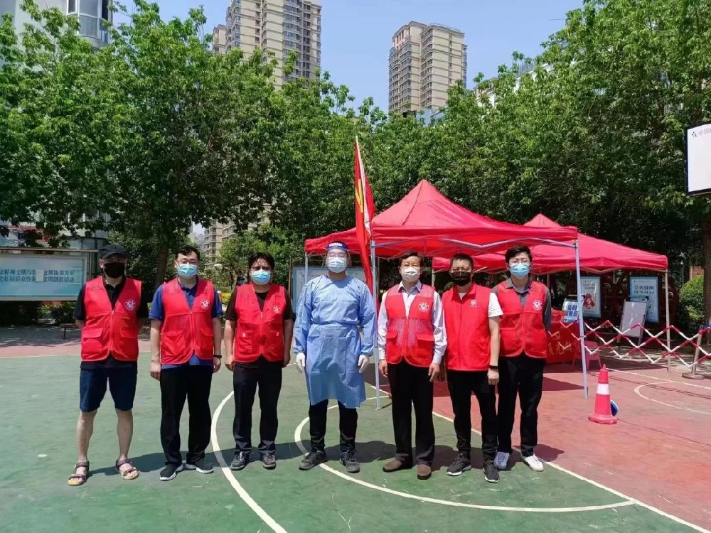 【黨建園地】服務(wù)核酸檢測(cè)，爭(zhēng)當(dāng)防疫先鋒│鄭投產(chǎn)業(yè)園黨員志愿者積極參與社區(qū)疫情防控志愿服務(wù)活動(dòng)