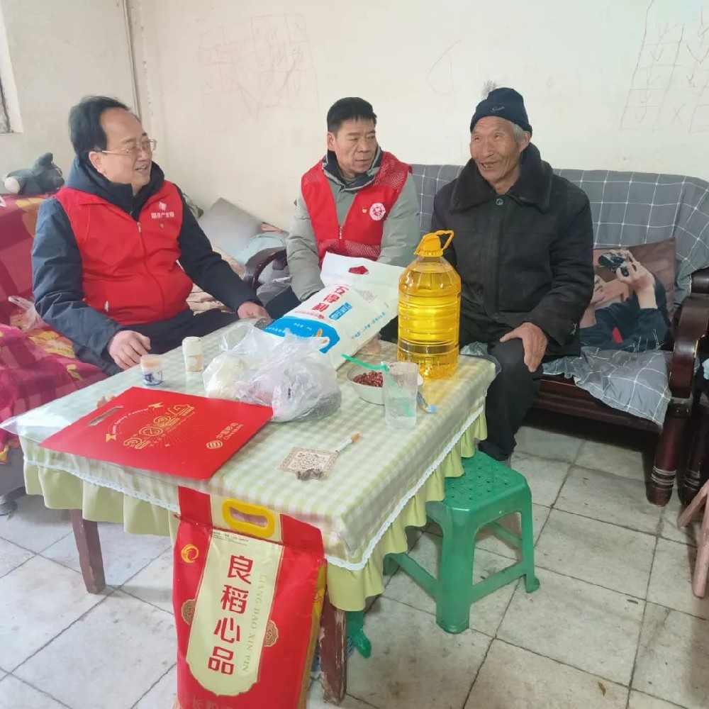 【精神文明建設(shè)】龍行龘龘迎新春，歲寒情深暖人心│鄭投產(chǎn)業(yè)園公司開(kāi)展“我們的節(jié)日?春節(jié)”送溫暖活動(dòng)