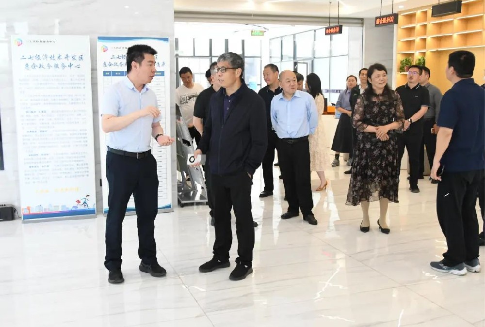 鄭州市政務(wù)服務(wù)辦公室一行蒞臨鄭投科技創(chuàng)新園調(diào)研二七經(jīng)濟(jì)技術(shù)開(kāi)發(fā)區(qū)惠企政務(wù)服務(wù)中心