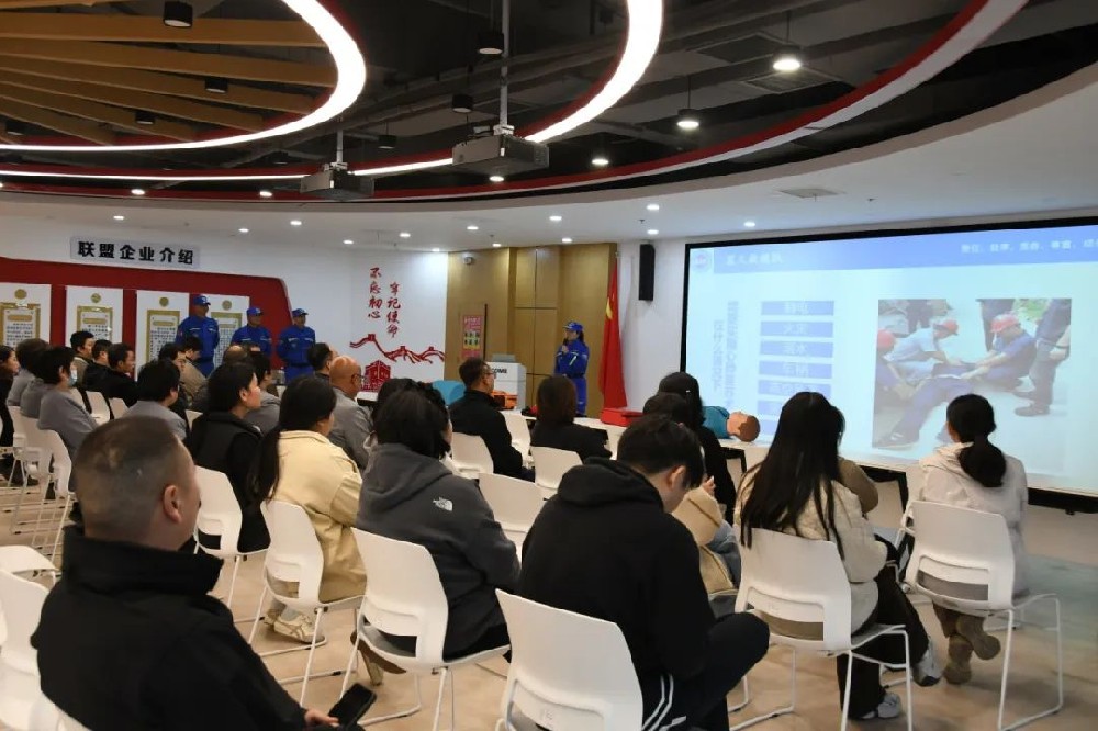 消防演練鳴警鐘 防患未“燃”不放松丨鄭投科技創(chuàng)新園開展消防安全知識培訓(xùn)暨應(yīng)急疏散演練活動